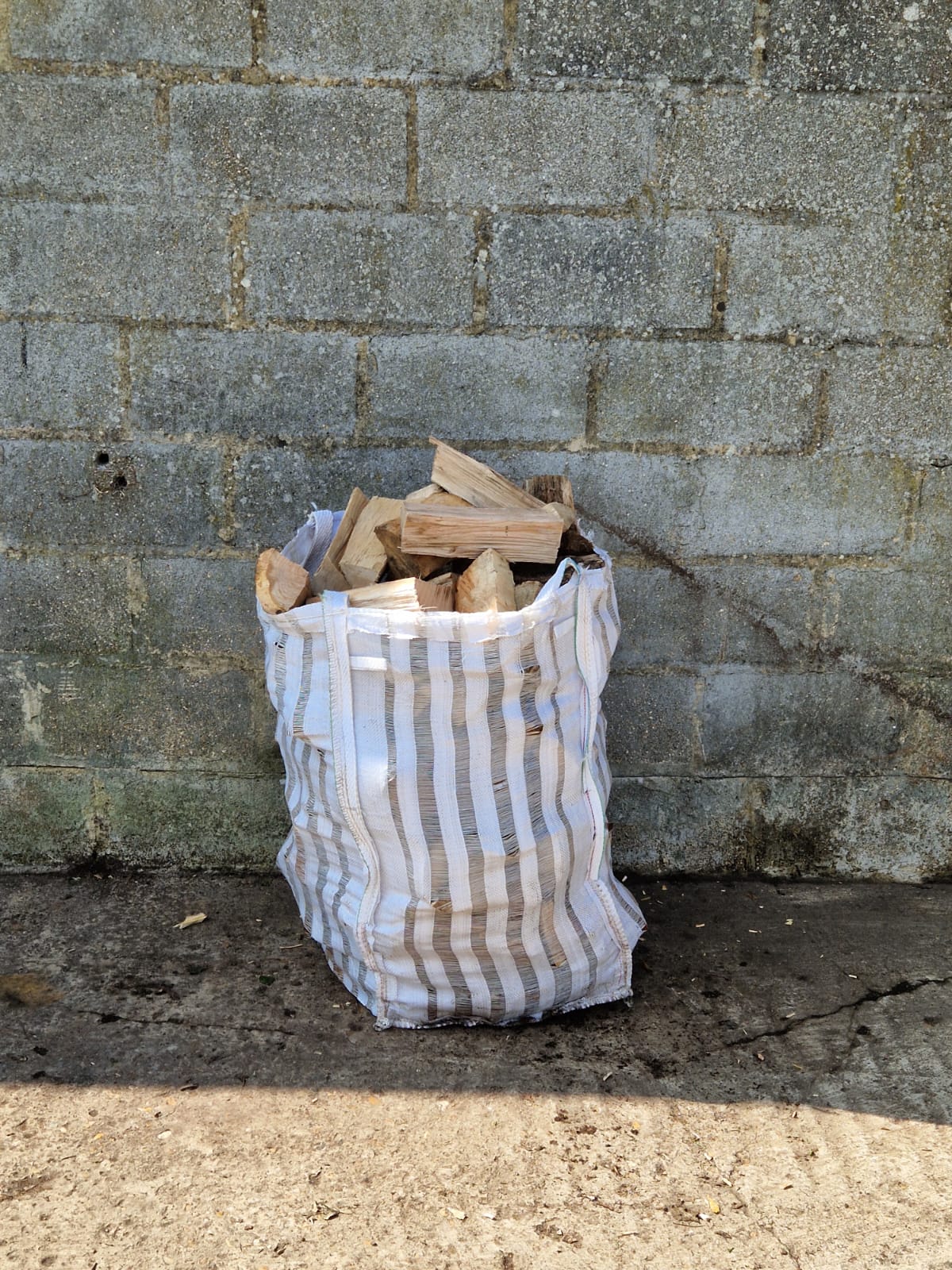 Seasoned Hardwood Logs - 1/4 cubic metre (1 x barrow bag)